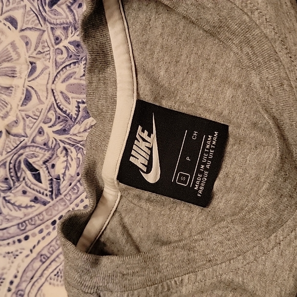 Small Nike Tee - Picture 3 of 3